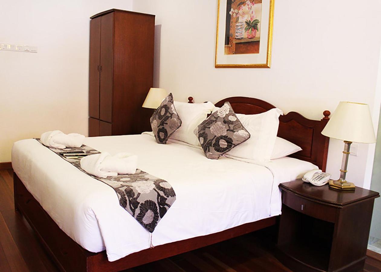 Heeren Straits Hotel